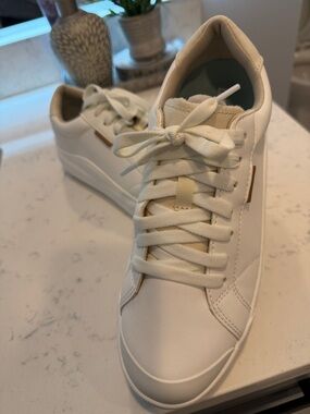 Dr. Scholl's Women's Cream Platform Lace-Up Sneakers
